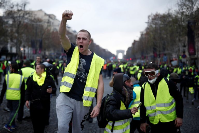 Denuncian a Macron ante la CPI por violencia contra los chalecos amarillos