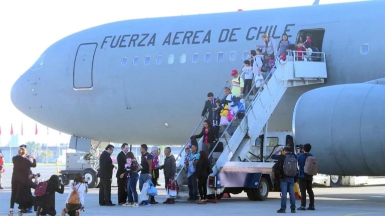 Llegan a Santiago 109 chilenos retornados de Venezuela a causa de la crisis