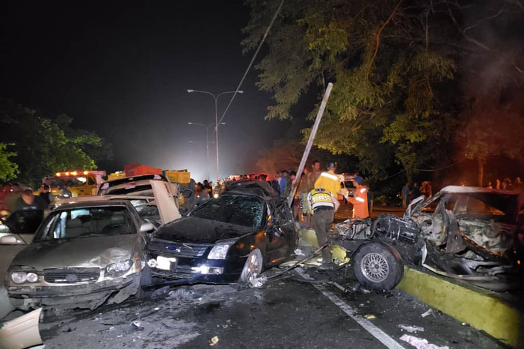 Dos muertos y al menos 10 lesionados tras colisión múltiple en la Valencia – Puerto Cabello