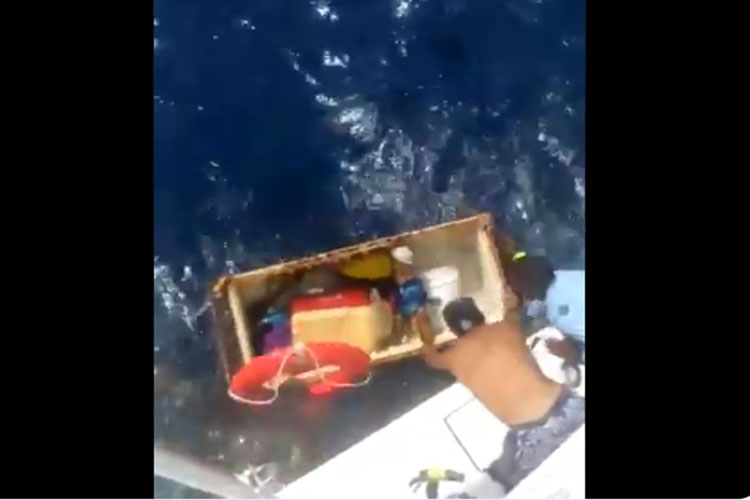 Dos venezolanos intentaban llegar a Curazao flotando en una nevera (+Video)
