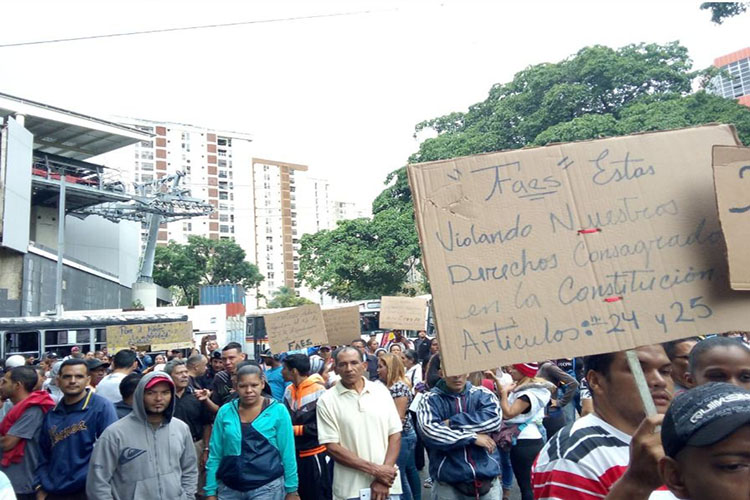 Vecinos del Barrio José Félix Ribas en Petare protestan contra el FAES