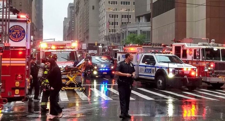 Helicóptero se estrella en un techo de rascacielos en NY