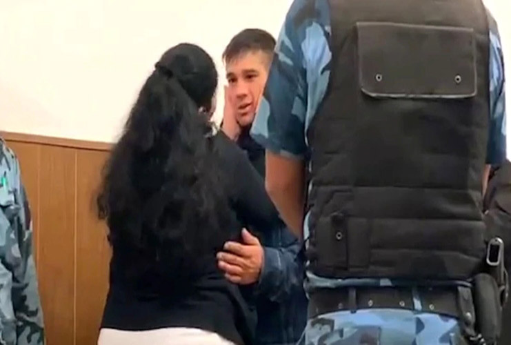 Madre abraza y perdona al asesino de su hijo en pleno juicio (Video)