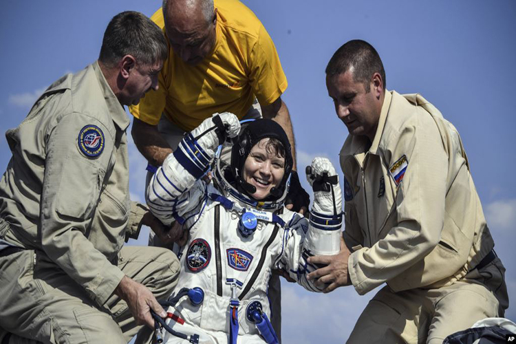 Regresan a tierra astronautas de Rusia, Canadá y EE.UU.