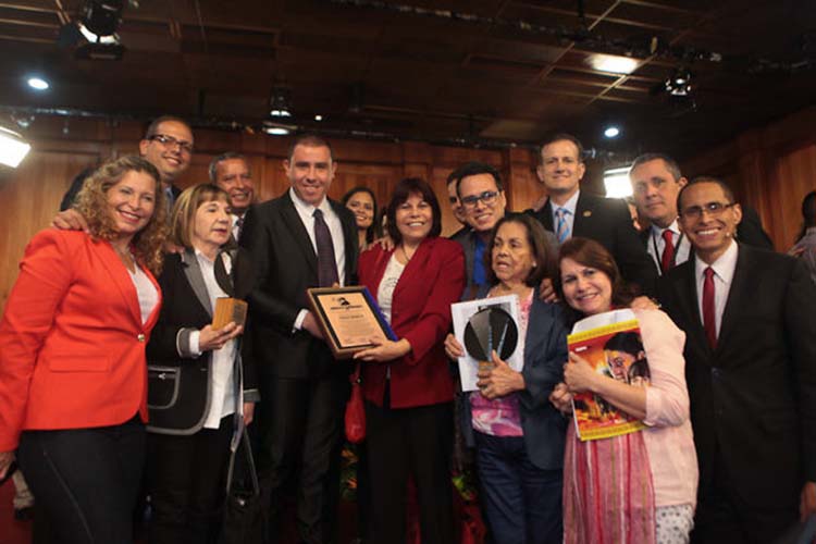 Entregan  Premio Nacional de Periodismo