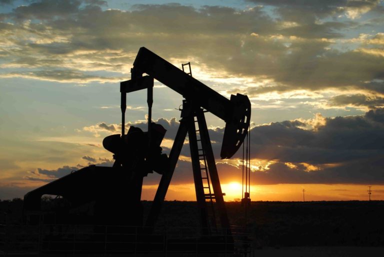 Rusia y Arabia Saudita alcanzan un acuerdo sobre recortes petroleros