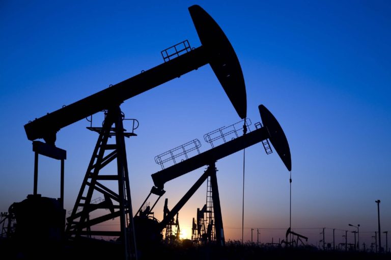 Rusia y Arabia Saudí abordan posible acuerdo en la OPEP sobre más recortes
