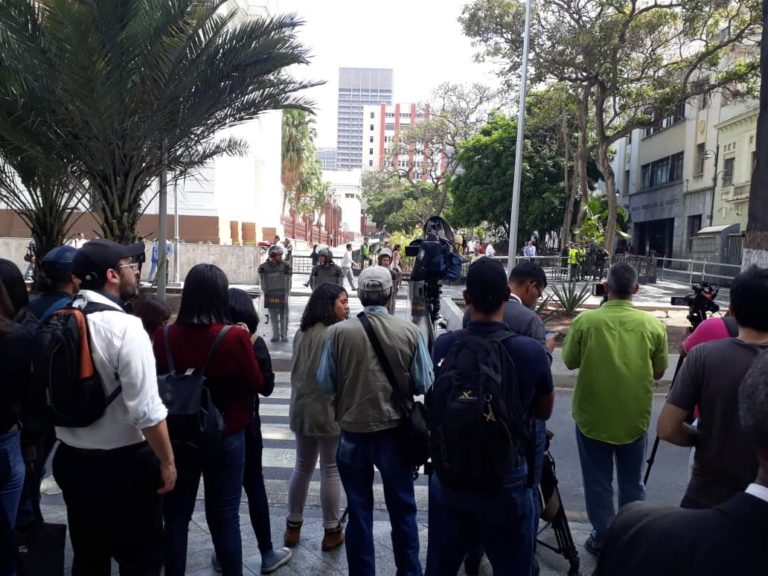 VÍDEO: Periodistas rompen cerco de la GNB e ingresan a la Asamblea Nacional