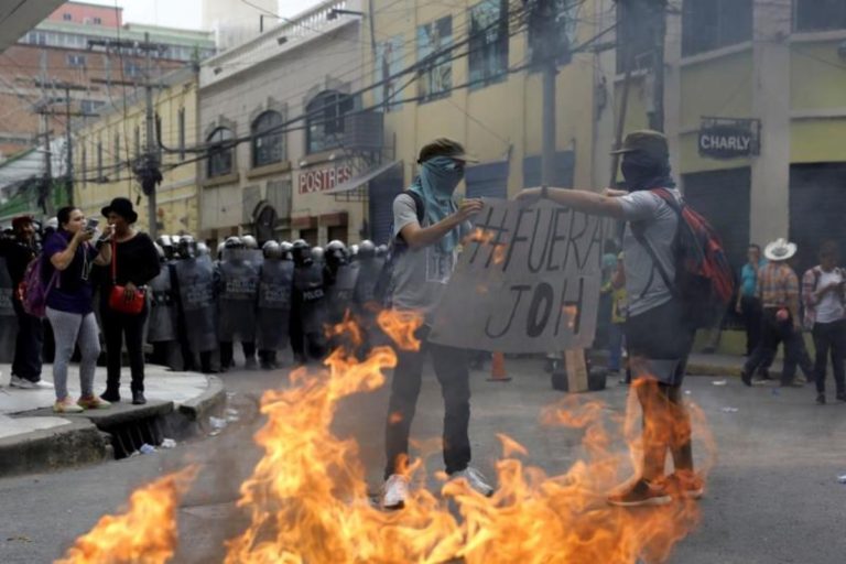 Dos muertos y una veintena de heridos dejan protestas violentas en Honduras
