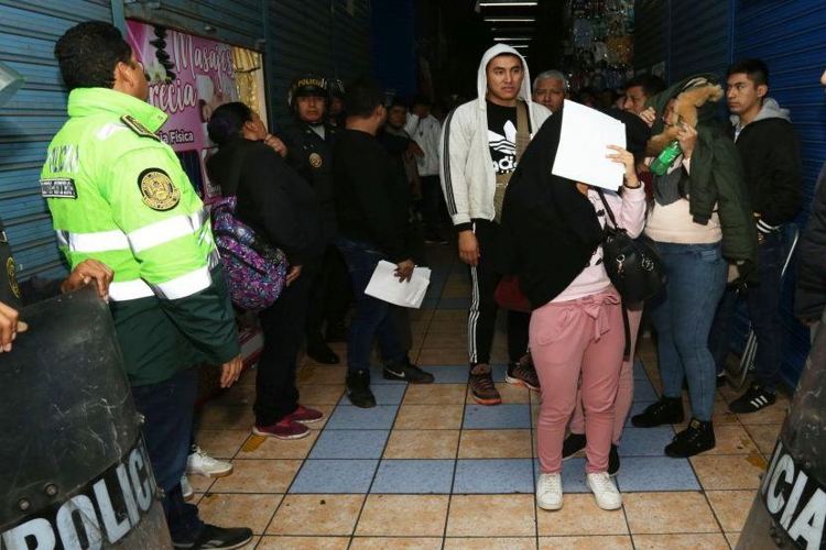 Detienen a ocho venezolanas y 14 peruanas que ejercían la prostitución en falsos centros de masajes en Lima