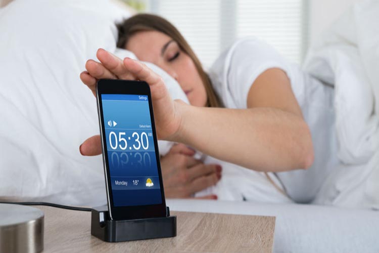 Posponer la alarma en las mañanas afecta tu salud, según especialista