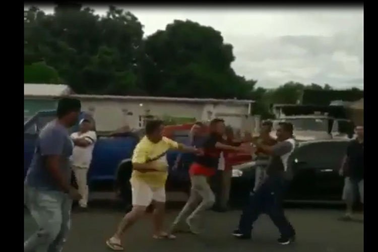 VIDEO| Dos hombres se pelean porque uno quería «colearse» para surtir gasolina