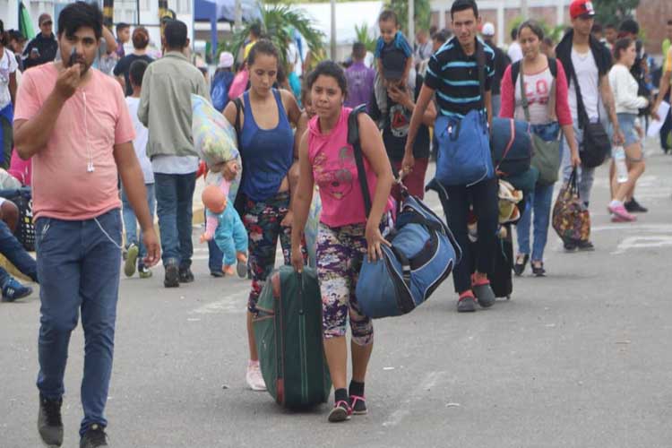 Miles de venezolanos buscan ingresar a Perú a horas de que se les exija visa
