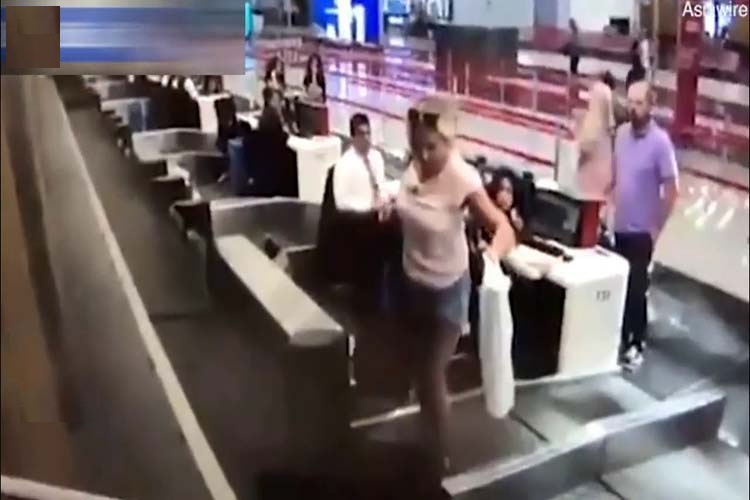 Pasajera  sube a banda de equipaje de aeropuerto creyendo que la llevará al avión (+video)