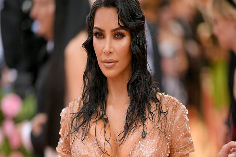 Kim Kardashian quedó asfixiada con estrecho vestido