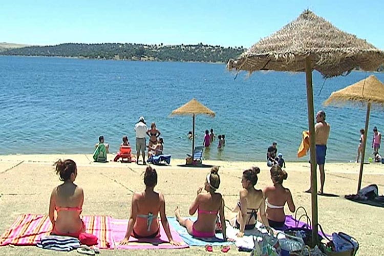 Mujer contrajo una bacteria come carne tras pasar 10 minutos en la playa