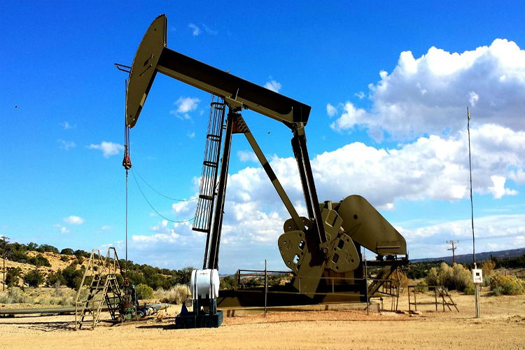 Precios de petróleo inician la semana con tendencia al alza
