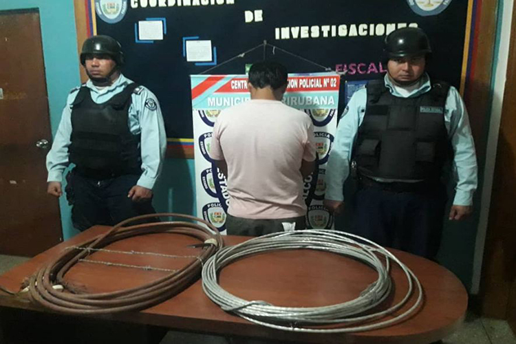 Capturan a delincuente con guayas del tendido eléctrico en Punto Fijo