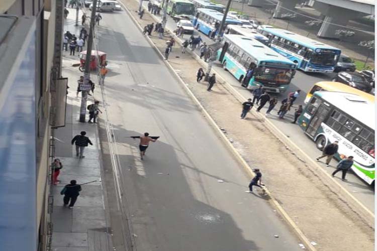 Venezolanos son apaleados por grupos de policías del Perú (+video)