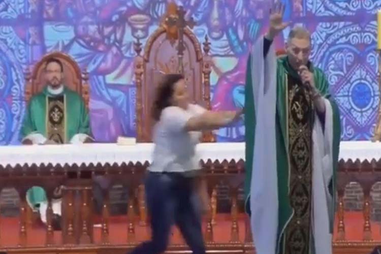 Brasil: En la misa, sacerdote es lanzado del escenario por una mujer con trastorno (+video)