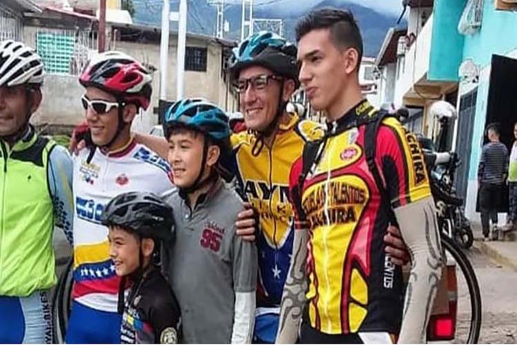 ¡En bicicleta!, así emigró una familia venezolana a Argentina (+Video)