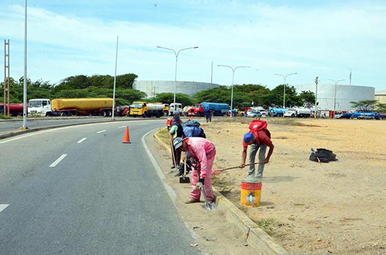 Gobierno municipal limpia calles y avenidas de Punto Fijo
