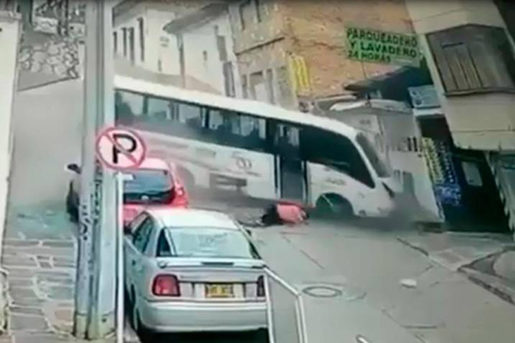 En Colombia: Autobús sin freno casi arrolla al chofer  (+Video)