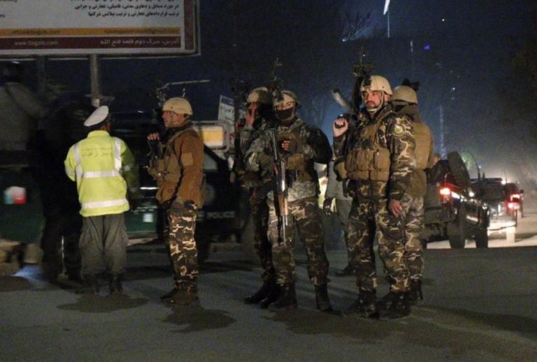 11 Muertos y 65 heridos deja ataque a edificio gubernamental en Kabul