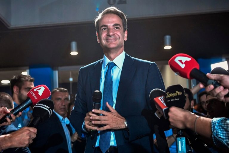 El conservador Mitsotakis jura el cargo como nuevo primer ministro griego