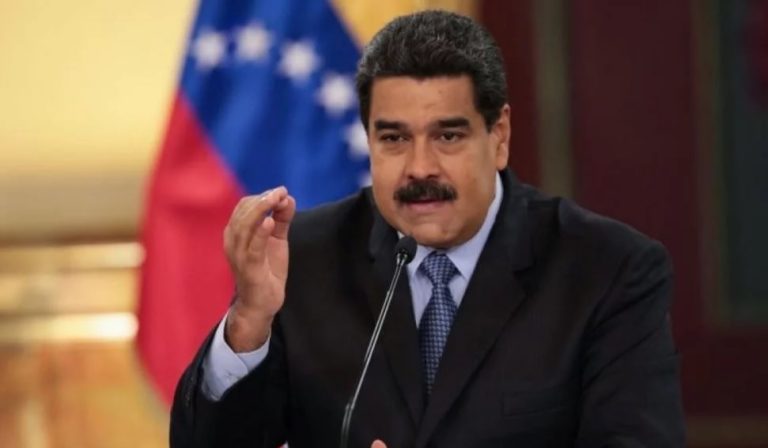 Maduro asiste a un acto por los 236 años del natalicio de El Libetador en el Ministerio de la Defensa