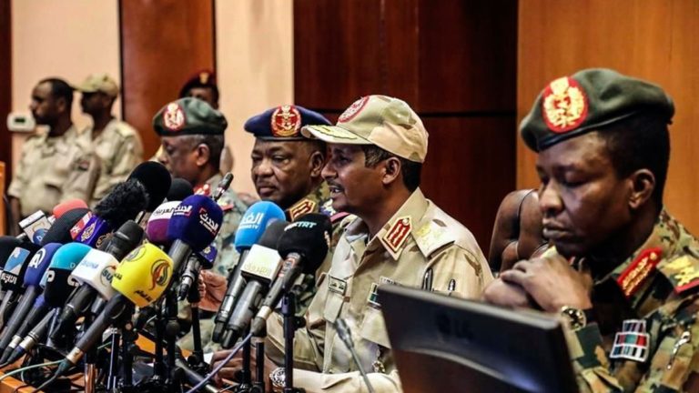 Oposición y militares firman un acuerdo político para la transición en Sudán