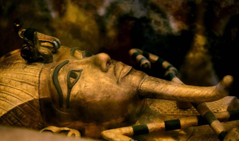 Sarcófago dorado de Tutankamón es sometido a su primera restauración