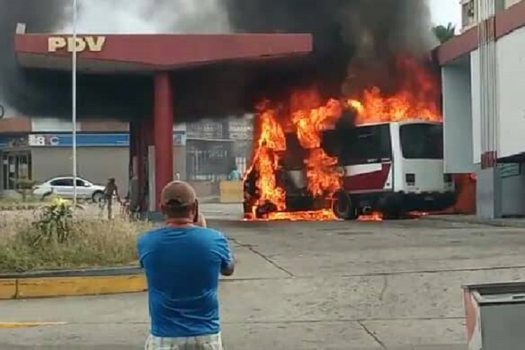 Incendio de microbus dentro de estación de servicio causó temor en Trujillo