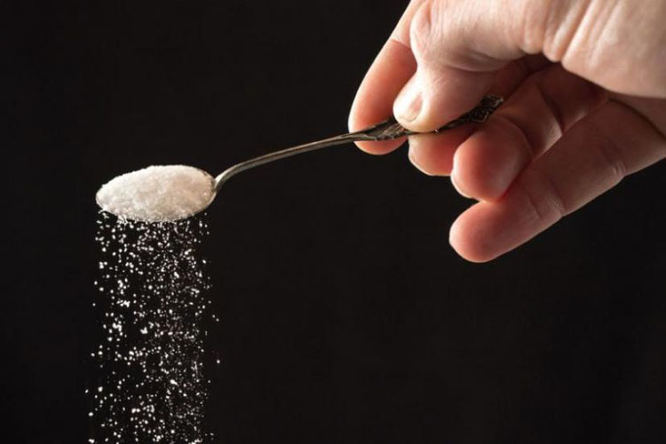 Cuántas cucharaditas de azúcar al día se recomiendan consumir como máximo