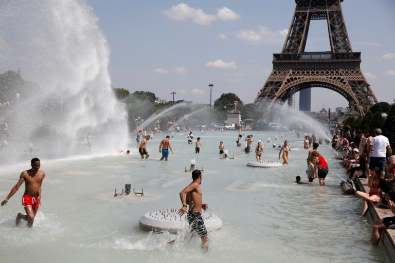 París supera su récord histórico de temperatura en una ola de calor extremo