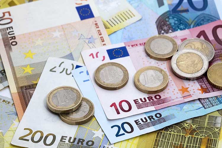 El euro registra su nivel más bajo frente al dólar en cinco años