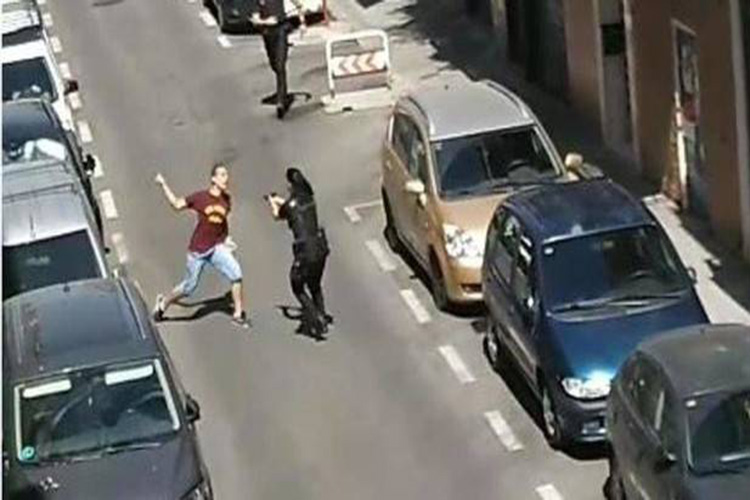 Hombre arremete con un cuchillo contra varios policías tras una discusión entre vecinos (+video)