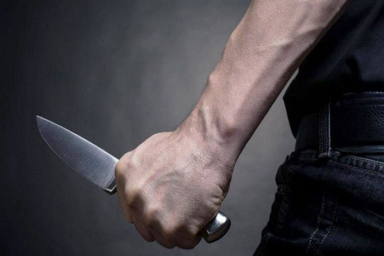 Hombre ataca con un cuchillo a policía delante de una comisaria en Cannes