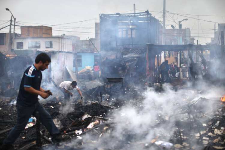 Incendio destruyó más de 200 casas en Lima Perú