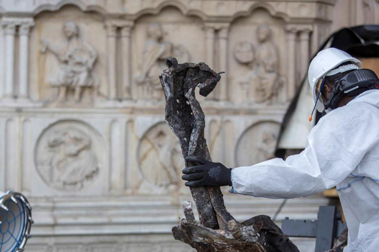 Suspenden las obras de restauración en Notre Dame por falta de seguridad