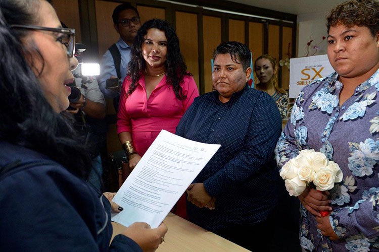 Ecuador celebra su primer matrimonio entre personas del mismo sexo