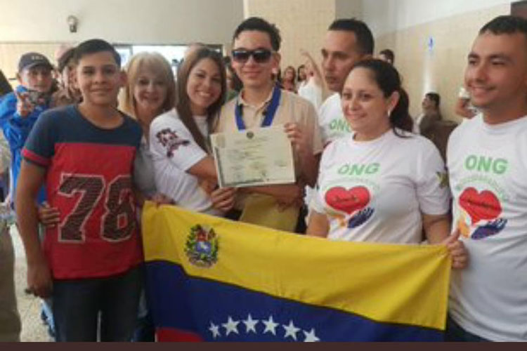 Rufo Chacón le dedica su titulo de bachiller a Venezuela