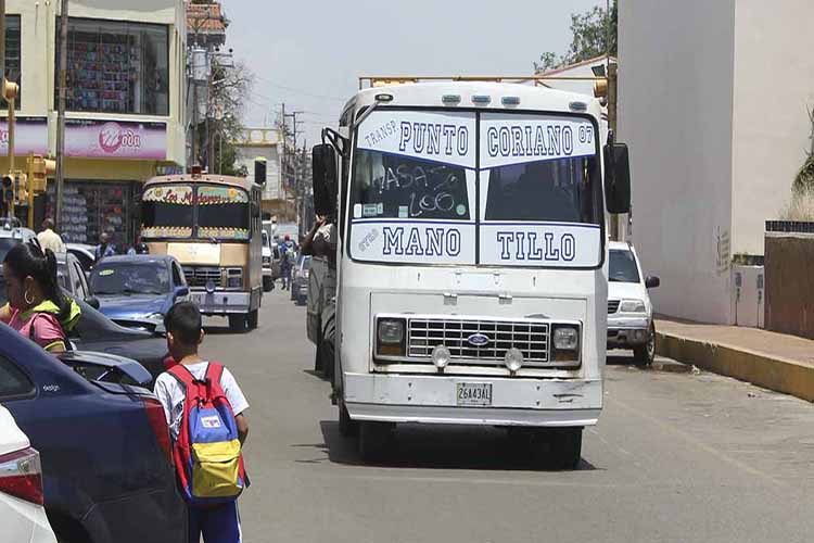 Violentando la ley: Transportistas de Coro cobran 500 bolívares el pasaje