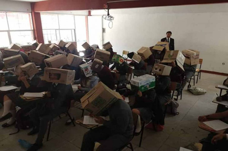 Profesor pone cajas en la cabeza de alumnos para evitar que copien el examen  