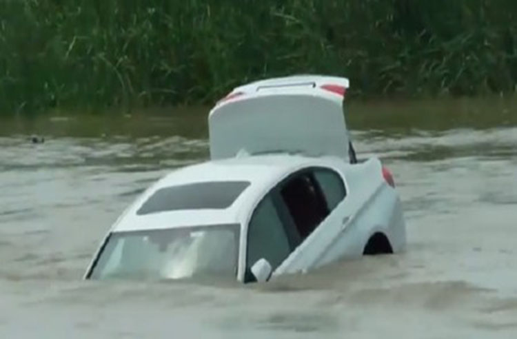 ¡Malcriado! Lanzó un  BMW nuevo a un río porque no era el regalo de cumpleaños que quería