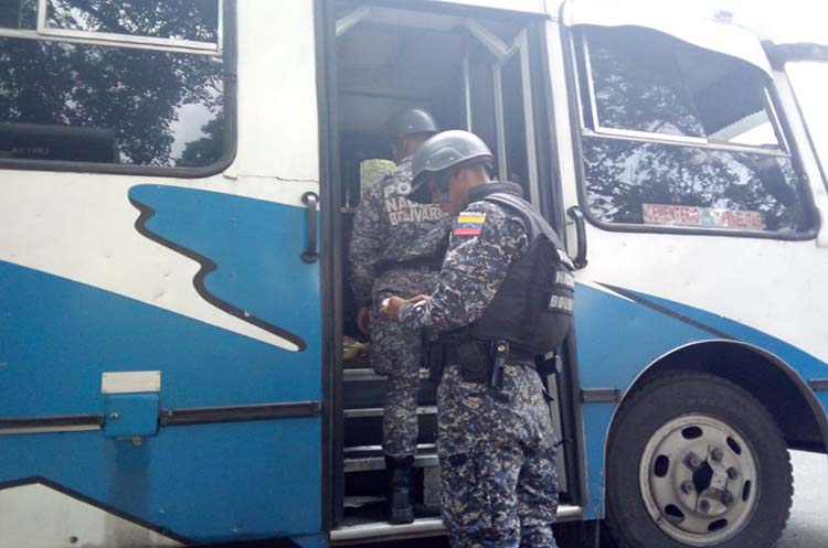 Un delincuente muerto y otro en fuga dejó asalto a una camioneta de pasajeros en Caracas