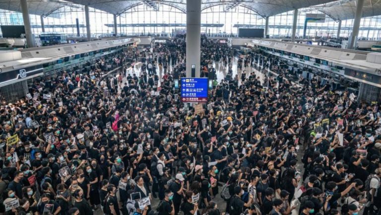 Hong Kong suspende todos sus vuelos de salida por segundo día consecutivo