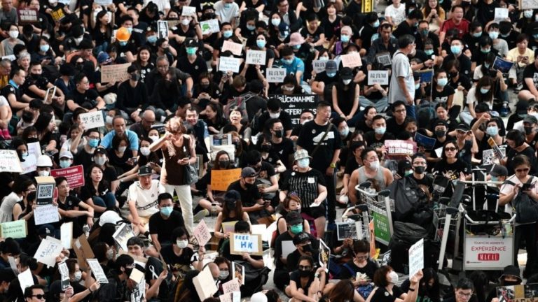 El aeropuerto de Hong Kong suspende sus vuelos por protestas