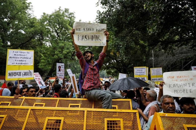 Protestan en la India por la retirada del estatus especial de Cachemira