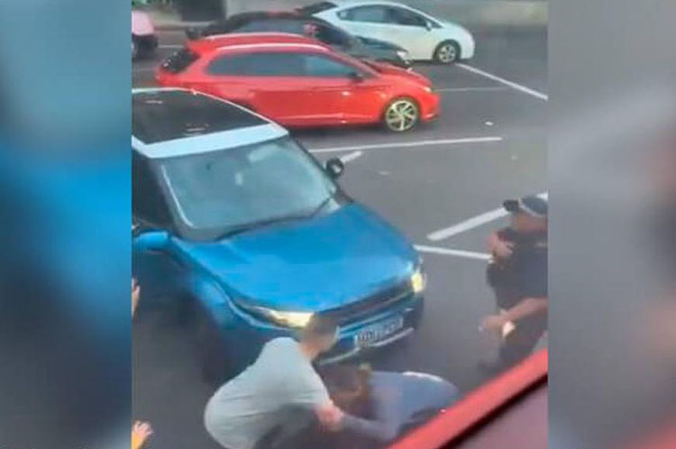 Atropelló mujer con la que discutía y ella quedó atrapada entre dos carros (+video)